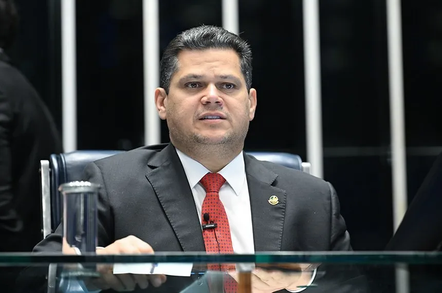 Alcolumbre pauta PEC do fim da escala 6x1 no Senado para 6 de outubro, após o 1º turno das eleições