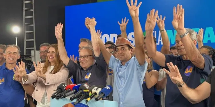 Paulinho Freire, Nina Souza, Allyson Bezerra e aliados erguem as mãos durante coletiva de anúncio de apoio em Natal nesta terça-feira 13 — Foto: Reprodução