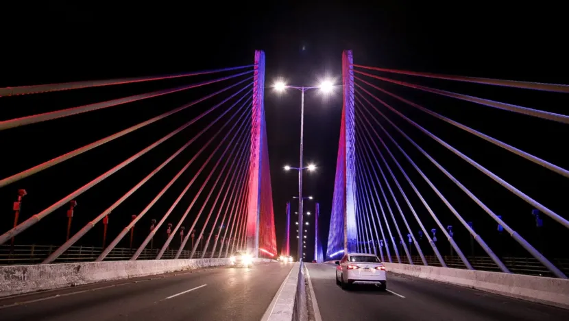 Ponte Newton Navarro recebe iluminação nas cores azul e vermelho durante o Agosto Azul e Vermelho, campanha de conscientização sobre a prevenção de doenças vasculares. - Foto: Roberto Galhardo / Semsur