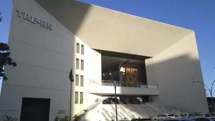 Sede do Tribunal Regional Eleitoral do Rio Grande do Norte, em Natal, onde tramitam as representações contra os institutos de pesquisa — Foto: Julianne Barreto/Inter TV Cabugi