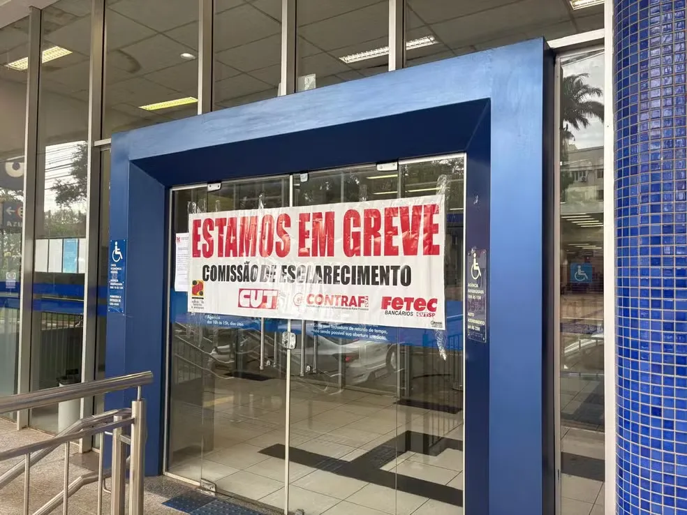 Greve de bancários da Caixa em Araraquara (SP) — Foto: Sindicato dos Bancários/Divulgação